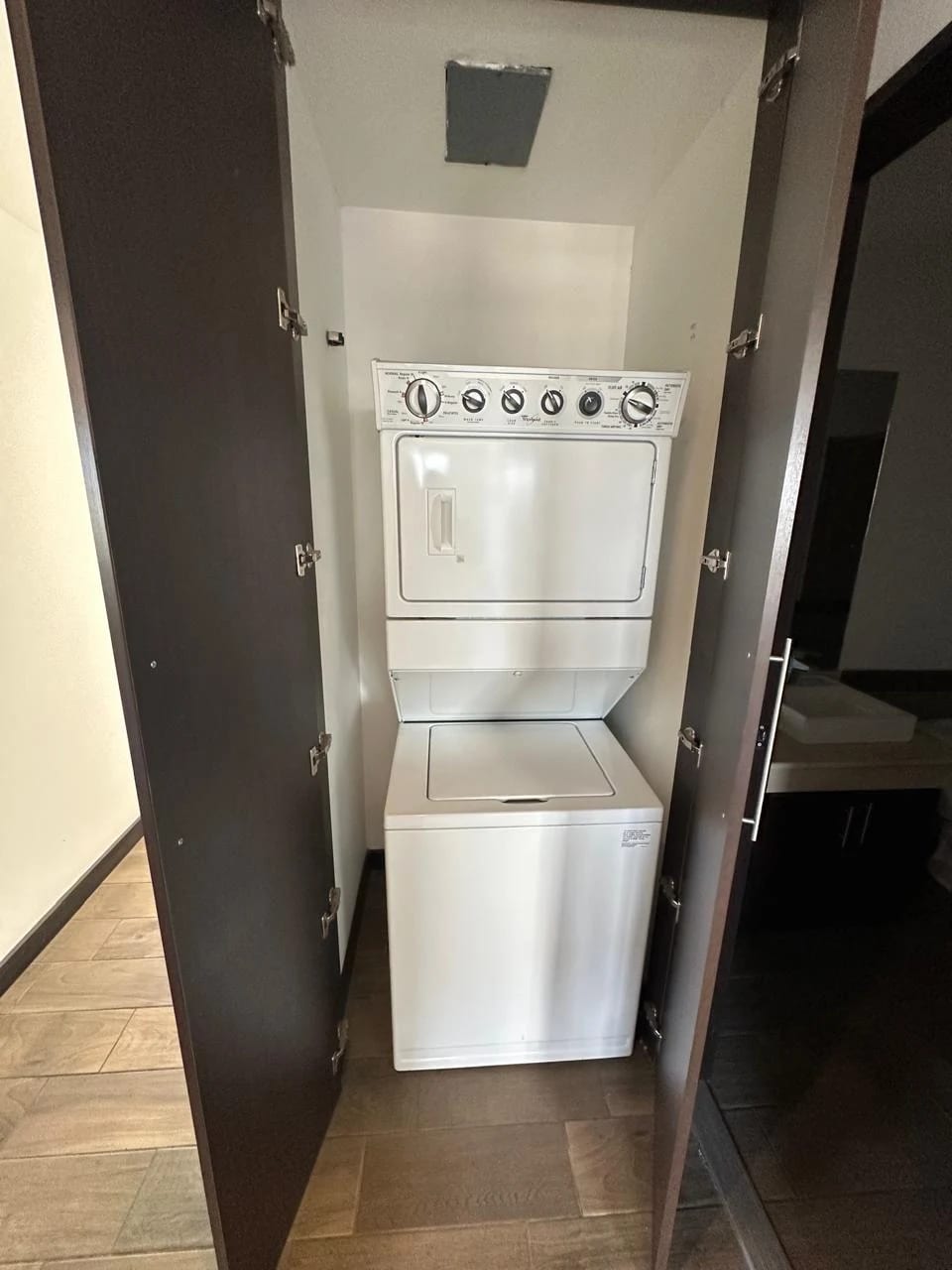 Apartamento de 3 dormitorios con balcón en zona 10 — Apartamento en Alquiler en Zona 10, Guatemala, Ciudad — foto 10 de 16