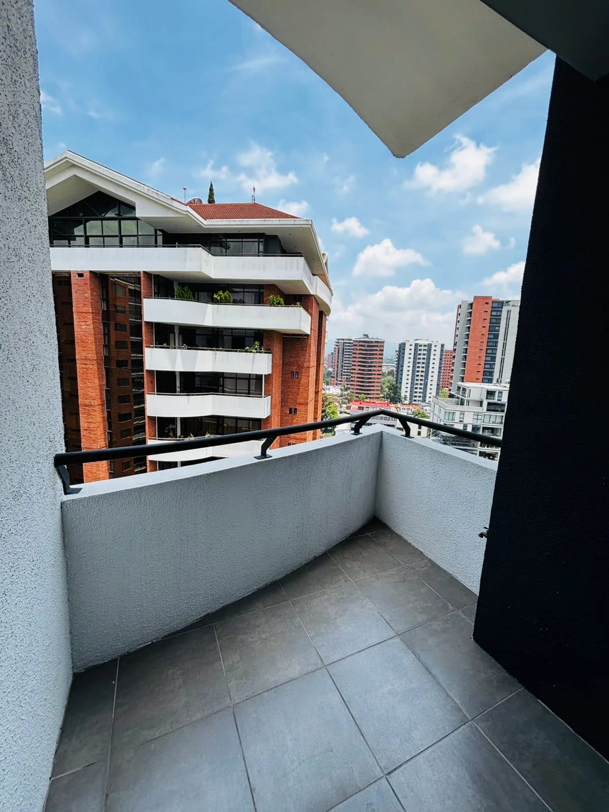 Amplio apartamento de 3 dormitorios en Zona 14, cercano a La Noria — Apartamento en Alquiler en Zona 14, Guatemala, Ciudad — foto 1 de 12