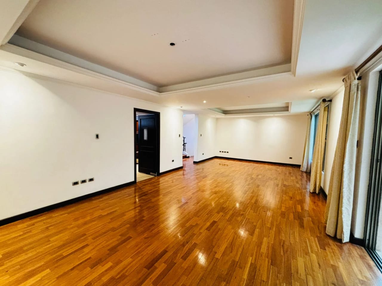 Exclusiva zona de Oakland Zona 10, Casa de 3 dormitorios en venta — Casa en Venta en Zona 10, Guatemala, Ciudad — foto 4 de 17