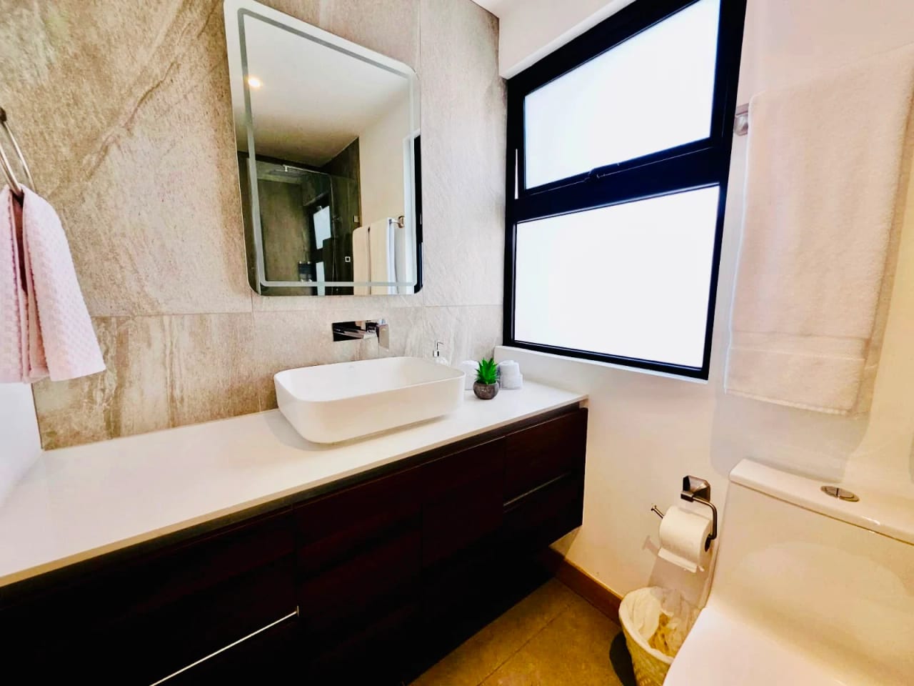 Hermoso apartamento amueblado de 2 dormitorios en zona 10 — Apartamento en Alquiler en Zona 10, Guatemala, Ciudad — foto 2 de 12