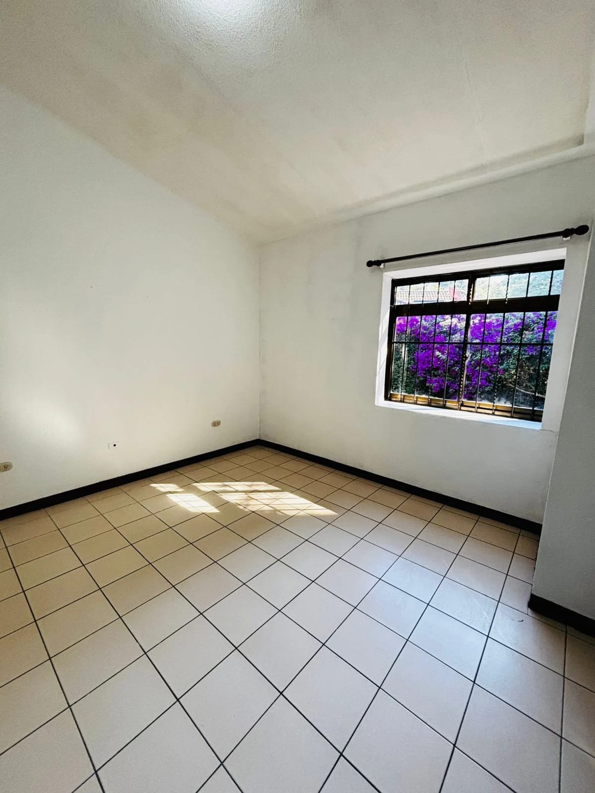 El Hogar Ideal para tu Familia, Casa de 3 dormitorios con Jardín en Km 27 CAES — Casa en Venta en Carretera a El Salvador, Guatemala, Ciudad — foto 7 de 17