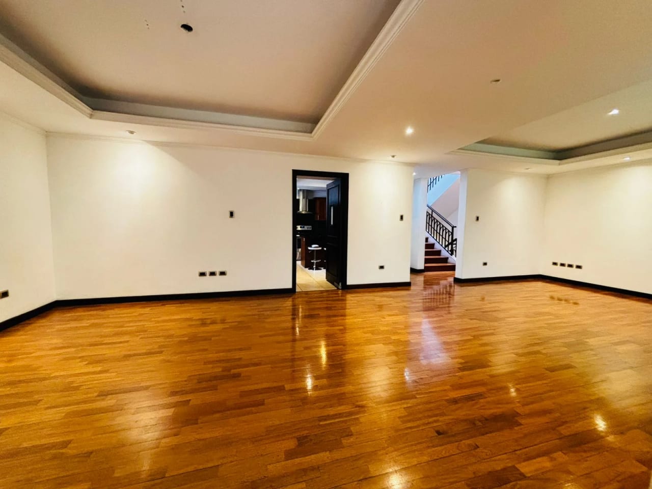 Espectacular casa de 370 mts. en uno de los sectores mas exclusivos Oakland Zona 10 — Casa en Venta en Zona 10, Guatemala, Ciudad — foto 5 de 17