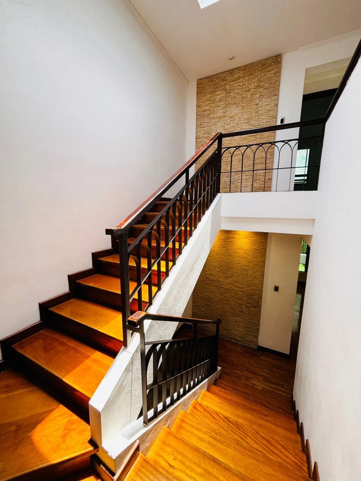 Espectacular casa de 370 mts. en uno de los sectores mas exclusivos Oakland Zona 10 — Casa en Venta en Zona 10, Guatemala, Ciudad — foto 10 de 17
