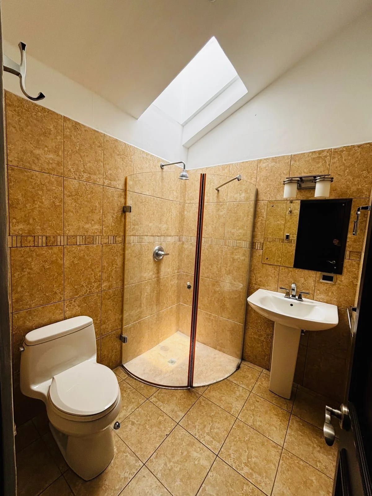 Espectacular casa de 370 mts. en uno de los sectores mas exclusivos Oakland Zona 10 — Casa en Venta en Zona 10, Guatemala, Ciudad — foto 16 de 17