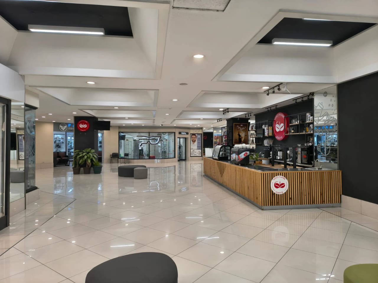 Alquiler de local en zona 10 dentro de centro comercial — Local en Alquiler en Zona 10, Guatemala, Ciudad — foto 1 de 5