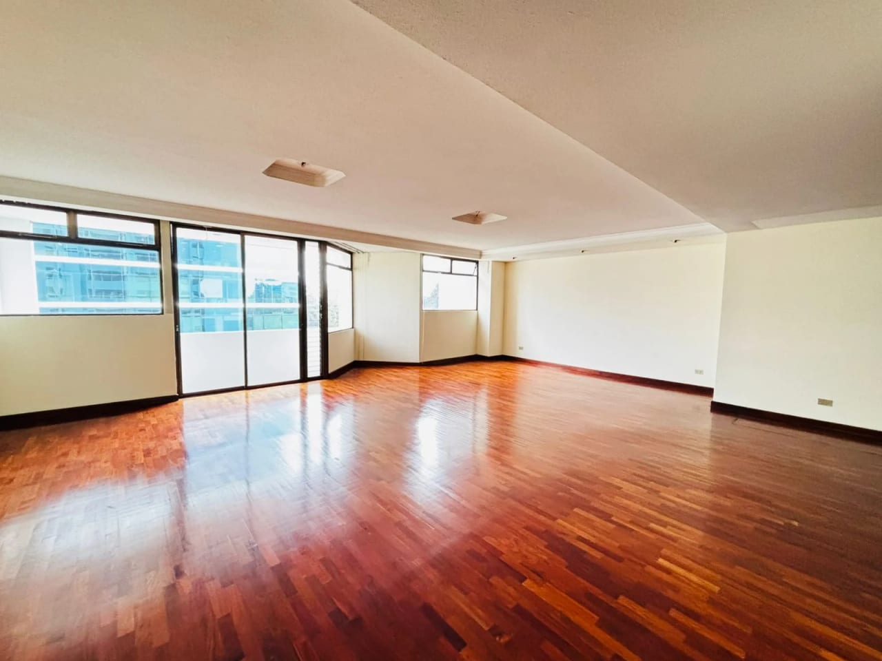 Amplio apartamento de 350 mts en alquiler en zona 10 — Apartamento en Alquiler en Zona 10, Guatemala, Ciudad — foto 16 de 17