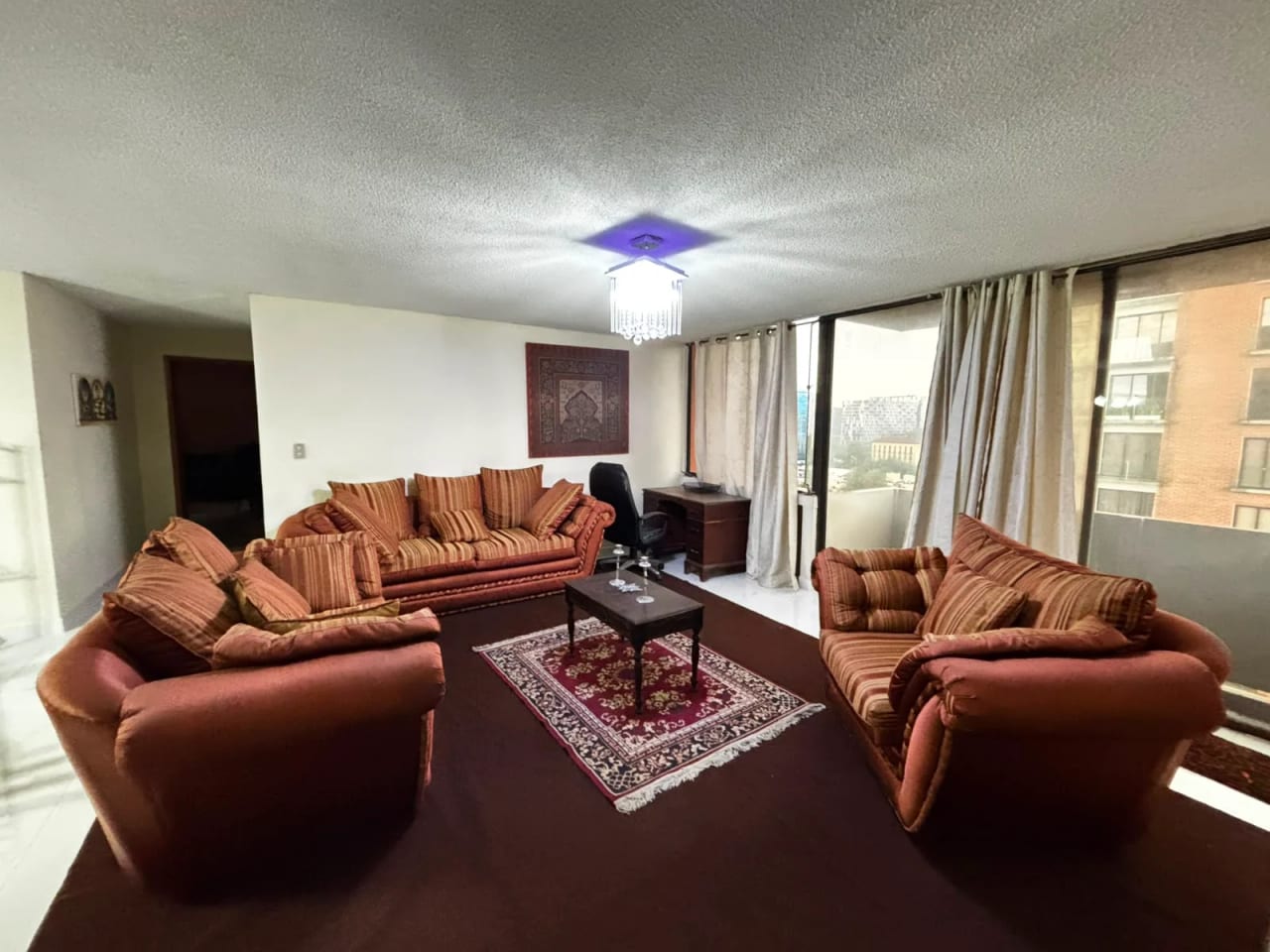 Apartamento amueblado de 2 dormitorios en zona 10 — Apartamento en Alquiler en Zona 10, Guatemala, Ciudad — foto 1 de 11