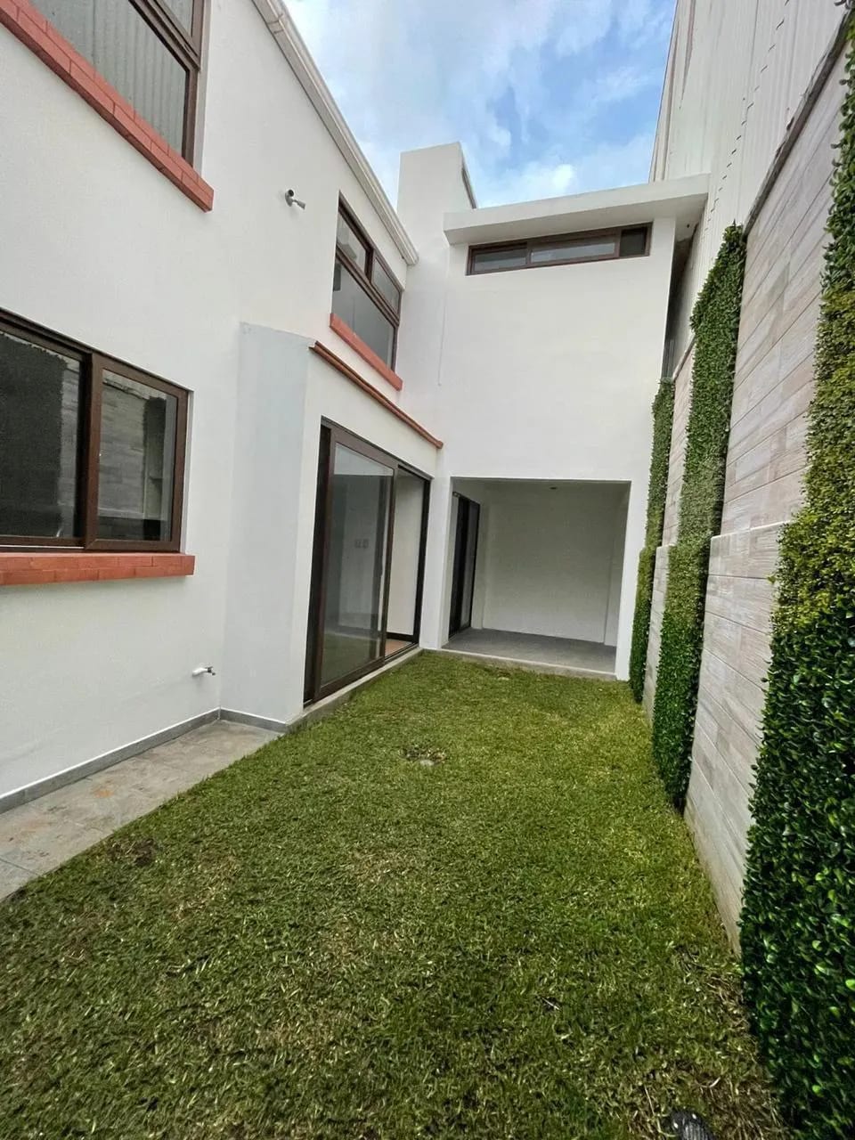 Casa en Zona 14 La Villa Sector Delfines – Totalmente Remodelada — Casa en Alquiler en Zona 14, Guatemala, Ciudad — foto 10 de 17