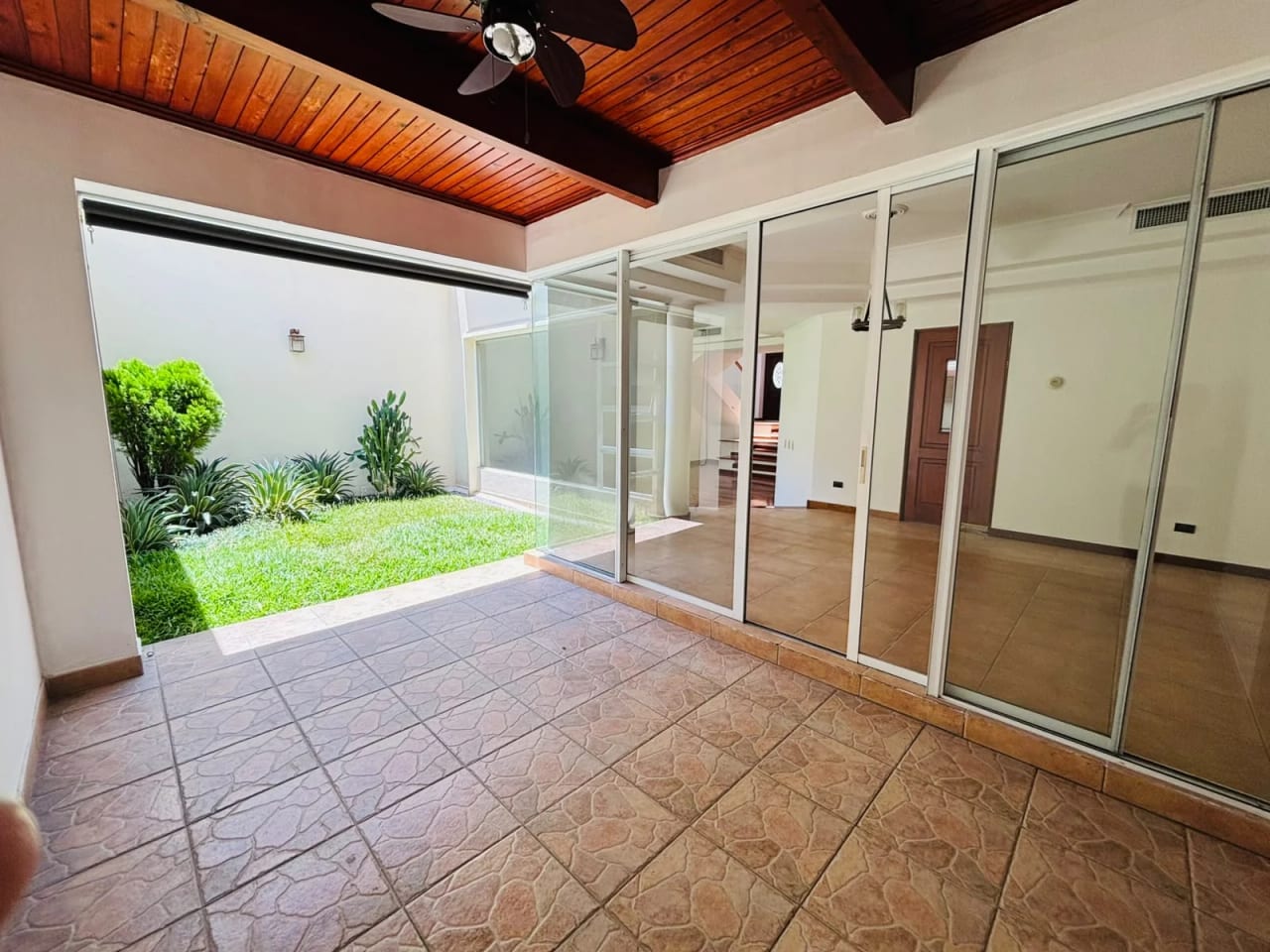 Casa Amplia en alquiler - 4 dormitorios Zona 10 Excelente ubicación — Casa en Alquiler en Zona 10, Guatemala, Ciudad — foto 1 de 16