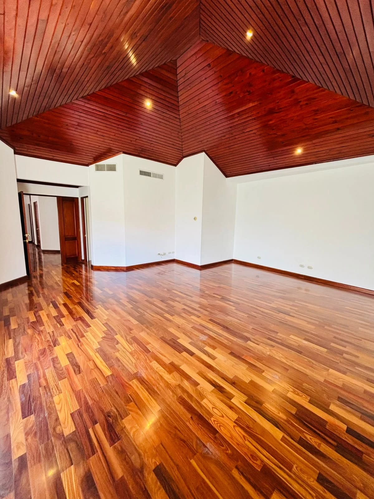 Casa Amplia en alquiler - 4 dormitorios Zona 10 Excelente ubicación — Casa en Alquiler en Zona 10, Guatemala, Ciudad — foto 14 de 16