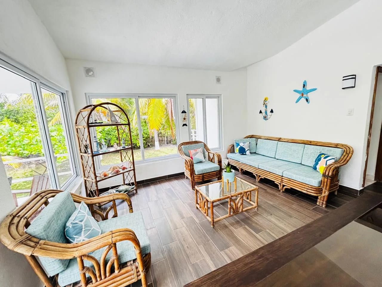 sala — Las lisas casa de Playa con piscina y jardines — Casa vacacional en Venta en Las Lisas, Santa Rosa — foto 3 de 17