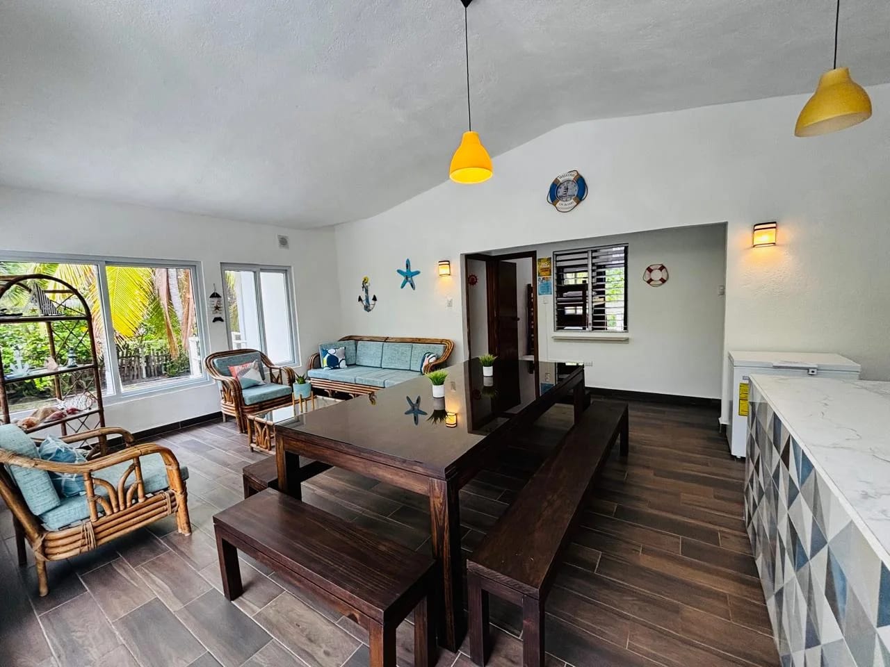 comedor y sala — Las lisas casa de Playa con piscina y jardines — Casa vacacional en Venta en Las Lisas, Santa Rosa — foto 9 de 17
