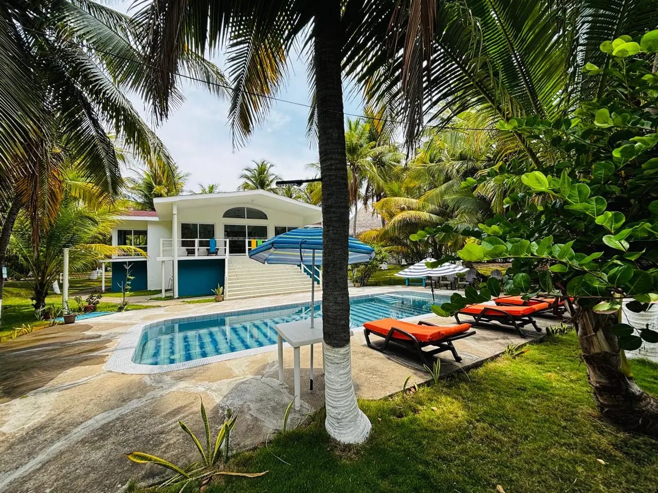 Piscina — Las lisas casa de Playa con piscina y jardines — Casa vacacional en Venta en Las Lisas, Santa Rosa — foto 1 de 17
