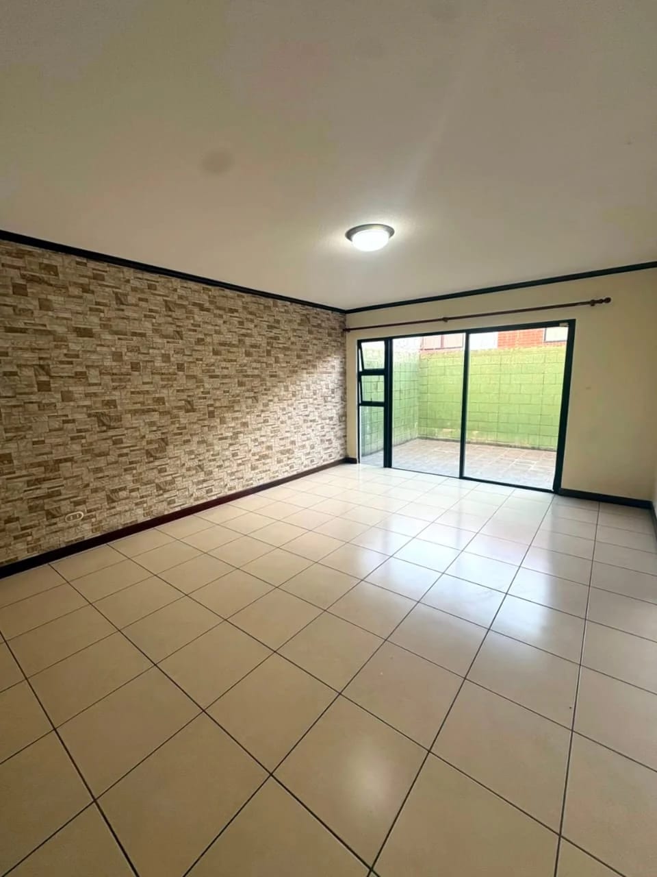CASA EN ALQUILER CONDOMINIO ALAMEDAS DE SAN ISIDRO ZONA 16 — Casa en Alquiler en Zona 16, Guatemala, Ciudad — foto 6 de 11