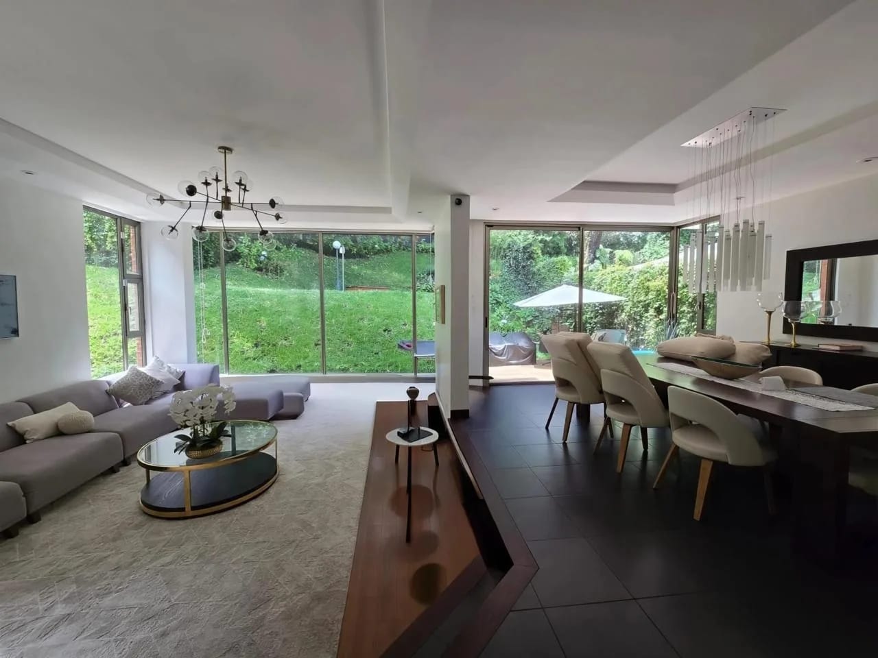 CASA DE ESQUINA EN VENTA - DENTRO DE CONDOMINIO - VISTA HERMOSA II ZONA 15 — Casa en Venta en Zona 15, Guatemala, Ciudad — foto 1 de 13