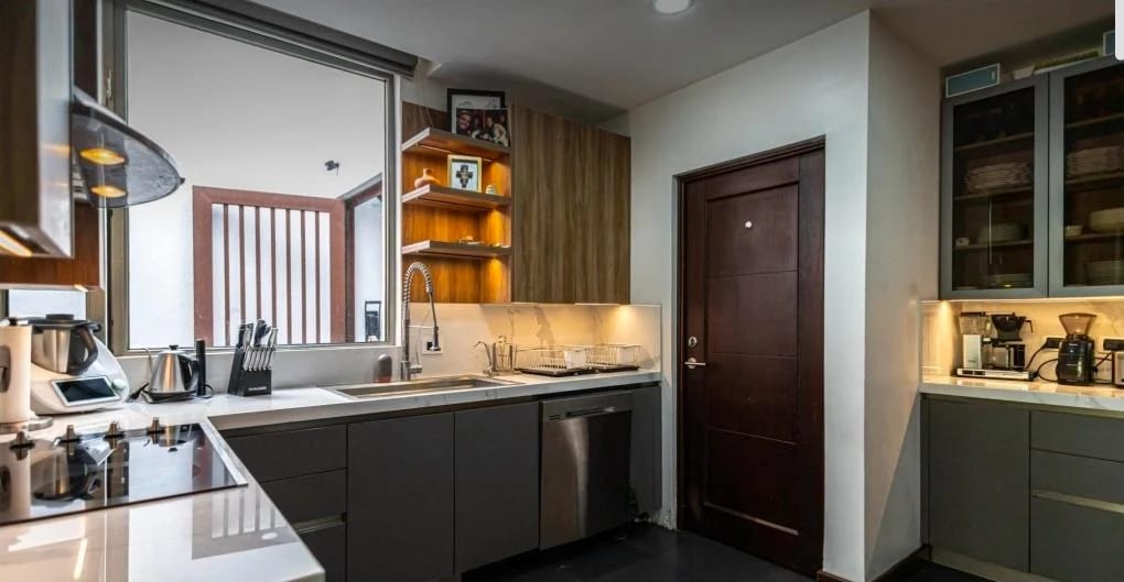CASA DE ESQUINA EN VENTA - DENTRO DE CONDOMINIO - VISTA HERMOSA II ZONA 15 — Casa en Venta en Zona 15, Guatemala, Ciudad — foto 5 de 13