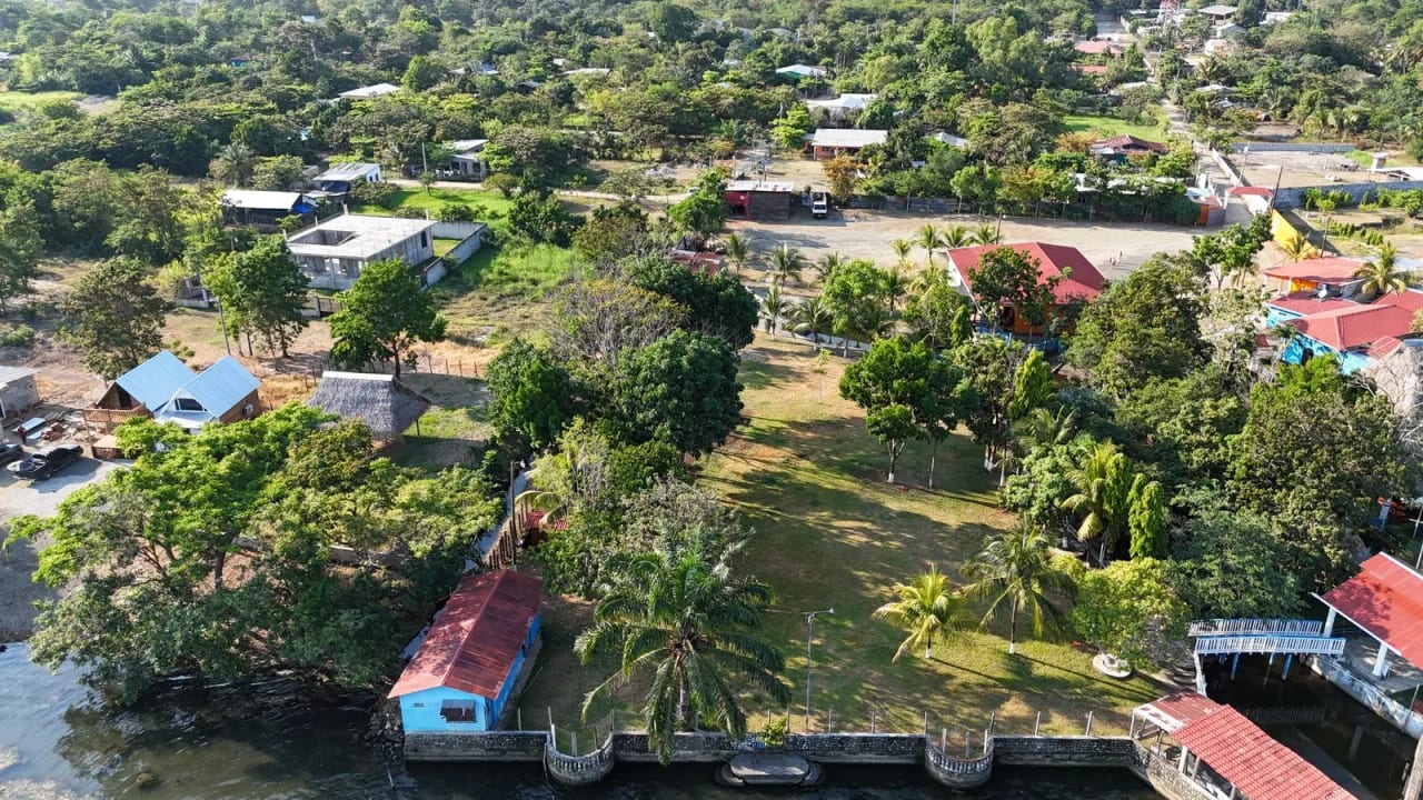 TERRENO EN VENTA A ORILLA DE PLAYA EN EL ESTOR IZABAL — Terreno en Venta en El Estor, Izabal — foto 2 de 6