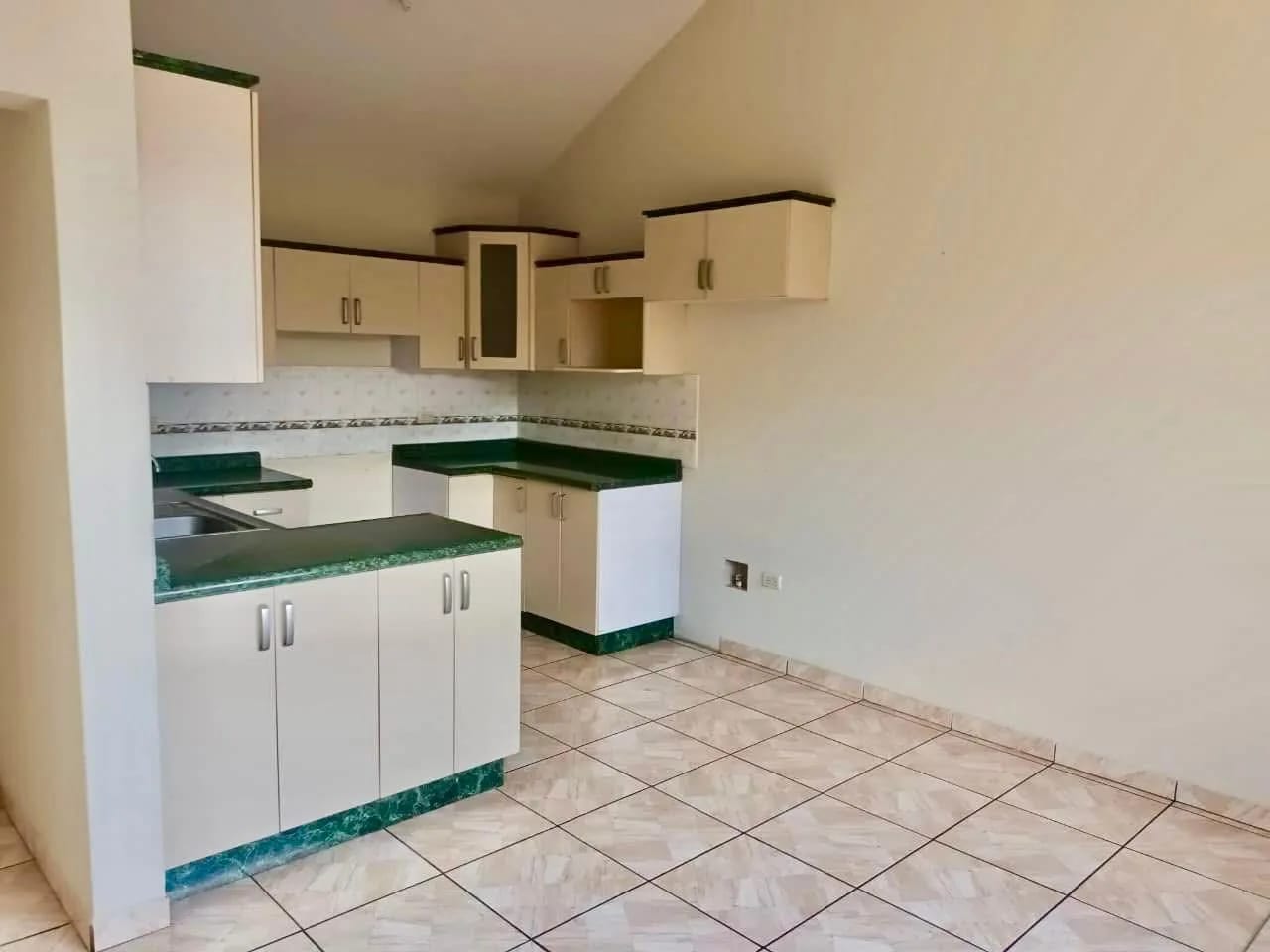 APARTAMENTO EN RENTA EN SAN CRISTOBAL SECTOR B2 — Apartamento en Alquiler en Zona 8 Mixco, Guatemala, Ciudad — foto 1 de 9