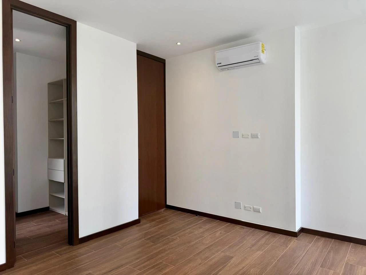 APARTAMENTO EN RENTA EN EXLUSIVO EDIFICIO DE ZONA 14 — Apartamento en Alquiler en Zona 14, Guatemala, Ciudad — foto 9 de 17