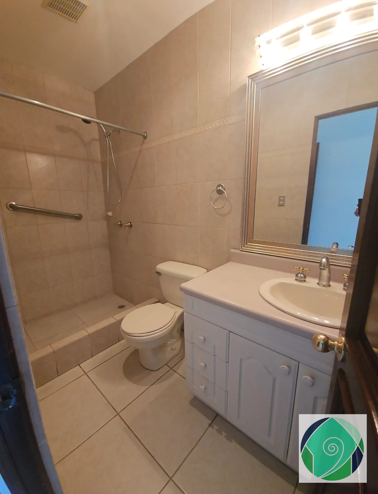ALQULLER APARTAMENTO EN ZONA 10 — Apartamento en Alquiler en Torre Castelar, Zona 10, Guatemala, Ciudad — foto 9 de 17