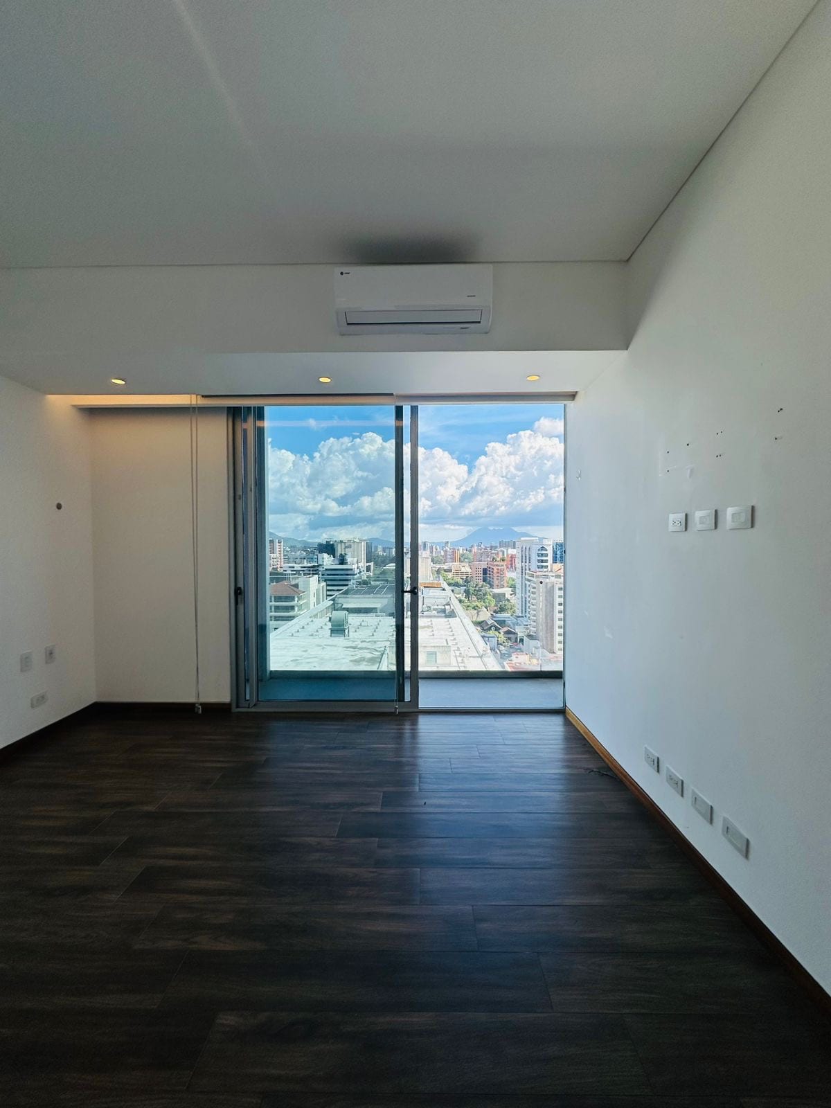 Apartamento en renta zona 10 — Apartamento en Alquiler en Zona 10, Guatemala, Ciudad — foto 2 de 4
