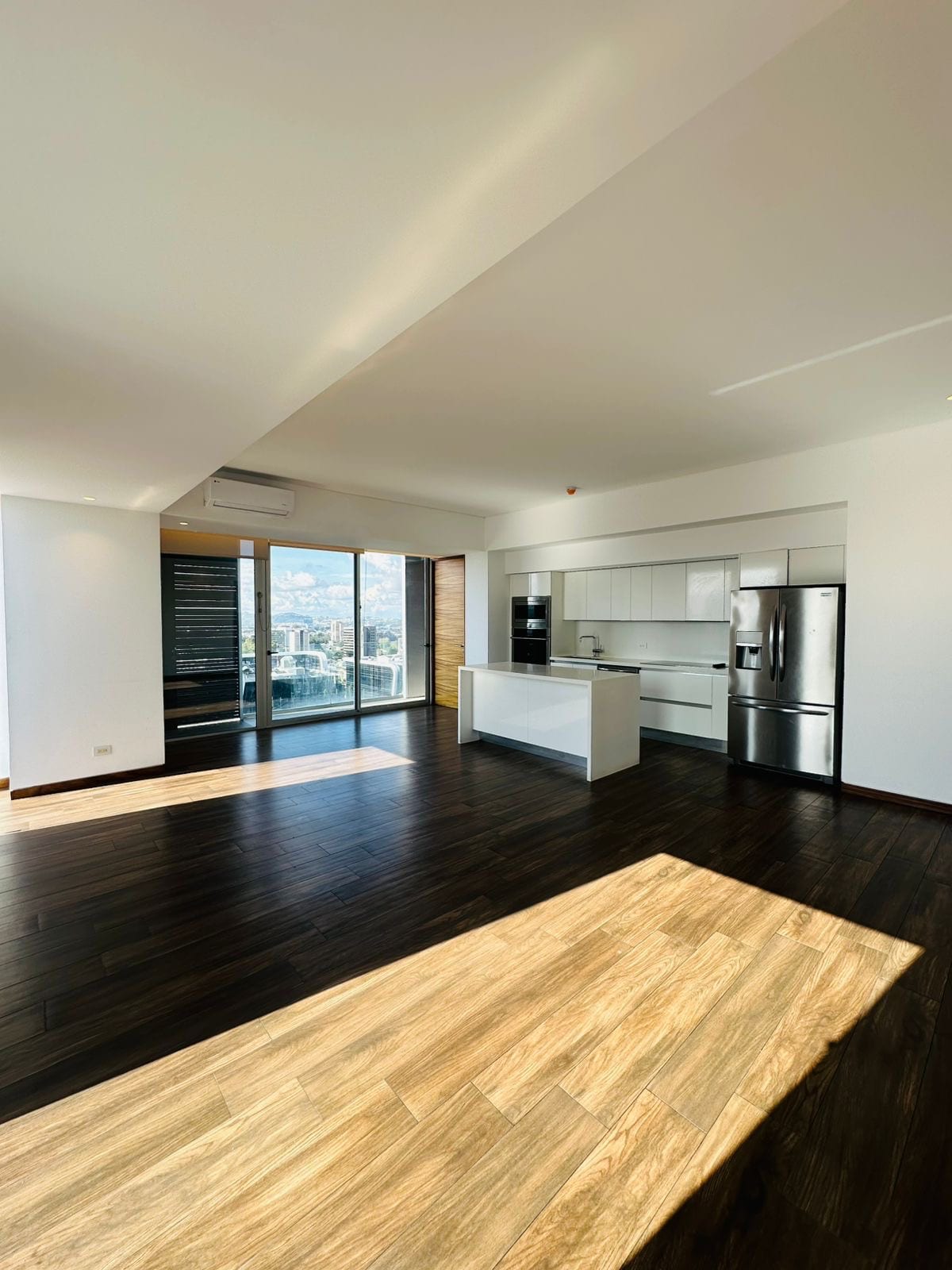 Apartamento en renta zona 10 — Apartamento en Alquiler en Zona 10, Guatemala, Ciudad — foto 3 de 4