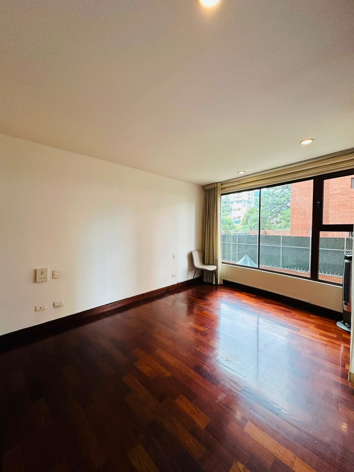 Apartamento amueblado en renta zona 10 — Apartamento en Alquiler en Santa María, Zona 10, Guatemala, Ciudad — foto 2 de 5