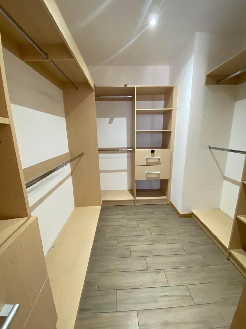 Hermoso apartamento en renta zona 10 — Apartamento en Alquiler en Zona 10, Guatemala, Ciudad — foto 7 de 9