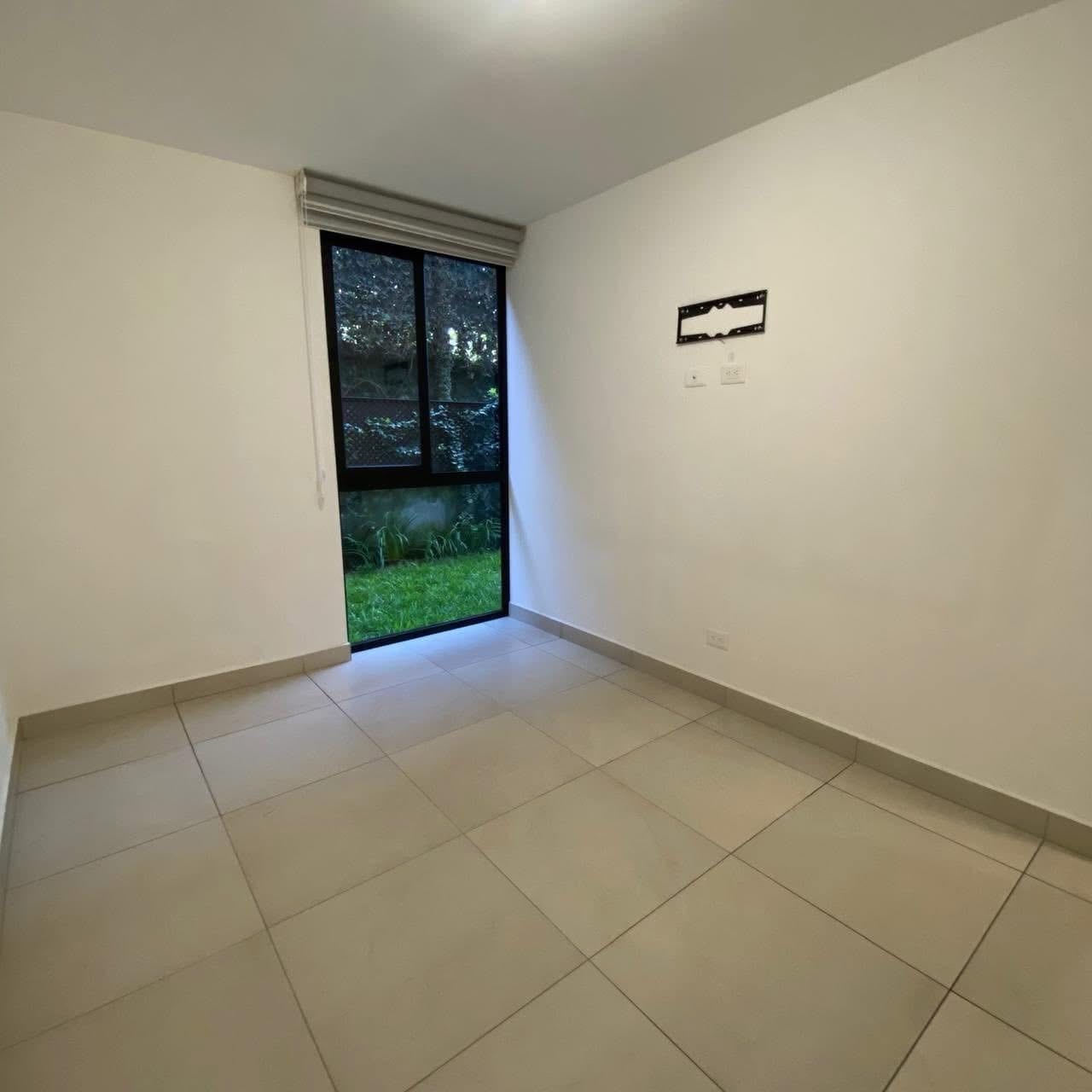 BE14 / APARTAMENTO EN RENTA DE 3 HABITACIONES Y JARDÍN — Apartamento en Alquiler en Be14, Zona 14, Guatemala, Ciudad — foto 5 de 10