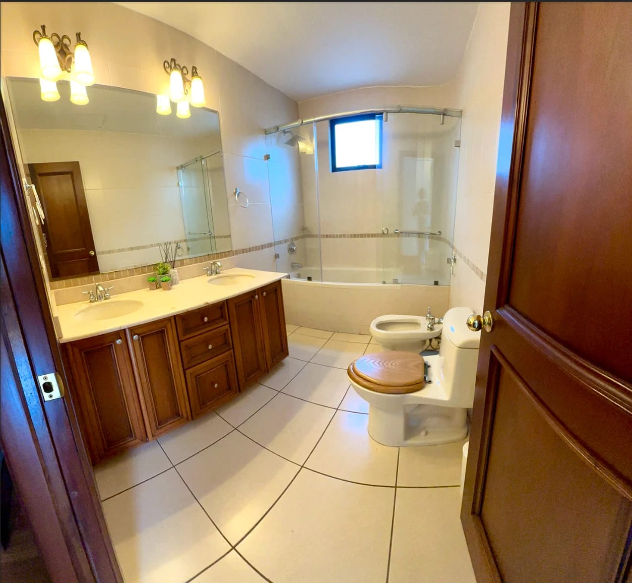 Apto. en Alquiler Amueblado Altos de Santa Clara, Zona 10. — Apartamento en Alquiler en Altos de Santa Clara, Zona 10, Guatemala, Ciudad — foto 10 de 13