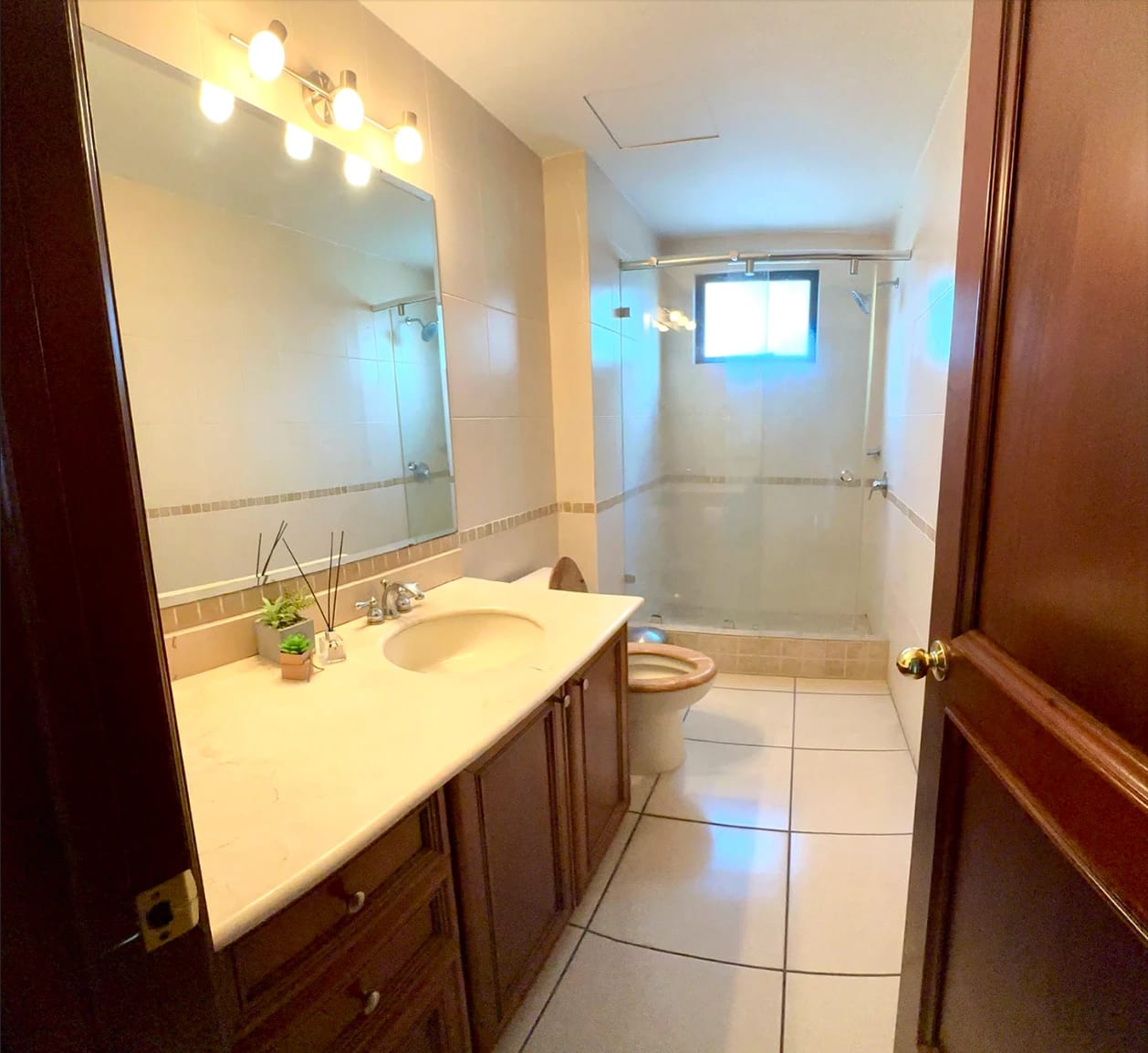 Apto. en Alquiler Amueblado Altos de Santa Clara, Zona 10. — Apartamento en Alquiler en Altos de Santa Clara, Zona 10, Guatemala, Ciudad — foto 12 de 13