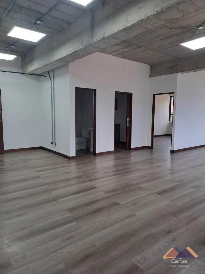 Oficina en Renta en Zona 10 Edificio Centro Empresarial — Oficina en Alquiler en Zona 10, Guatemala, Ciudad — foto 2 de 5