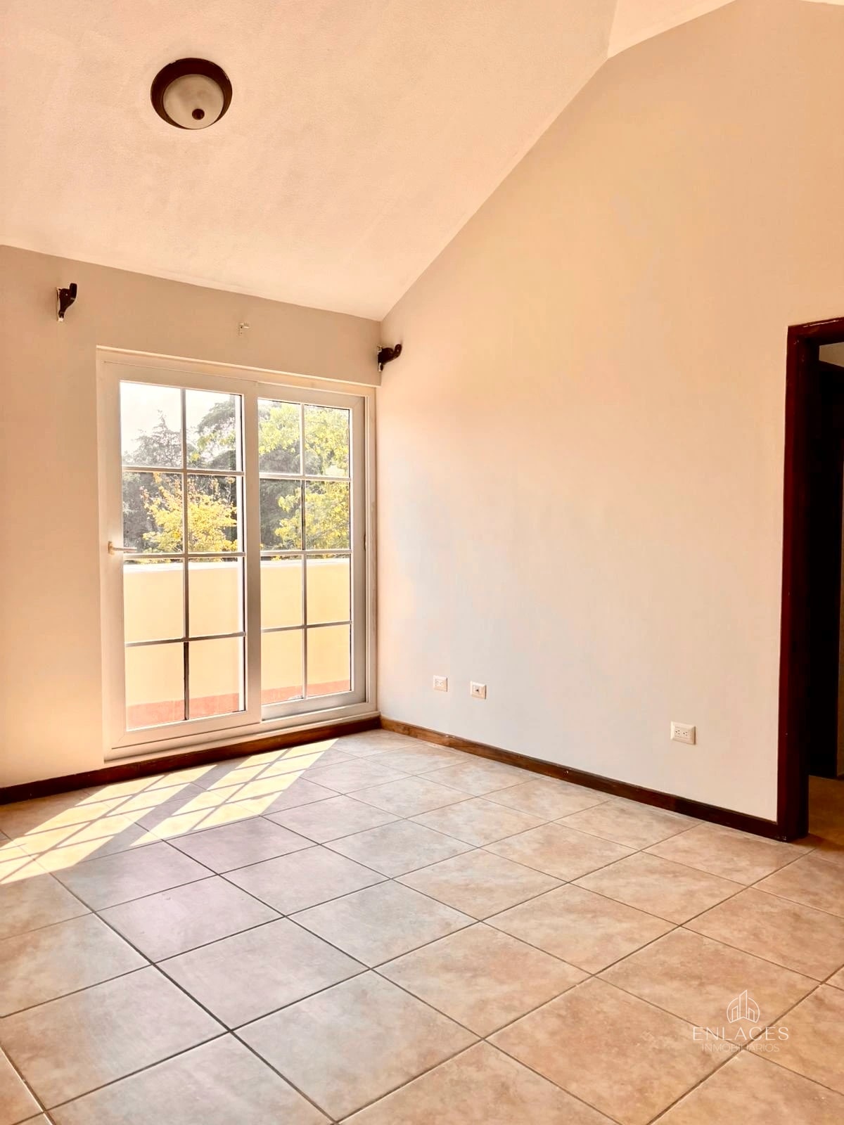 Km. 20.5 Fraijanes • Casa en Renta/Venta • Villas de Entreverdes — Casa en Alquiler en Villas de Entreverdes, Carretera a El Salvador, Guatemala, Ciudad — foto 8 de 13