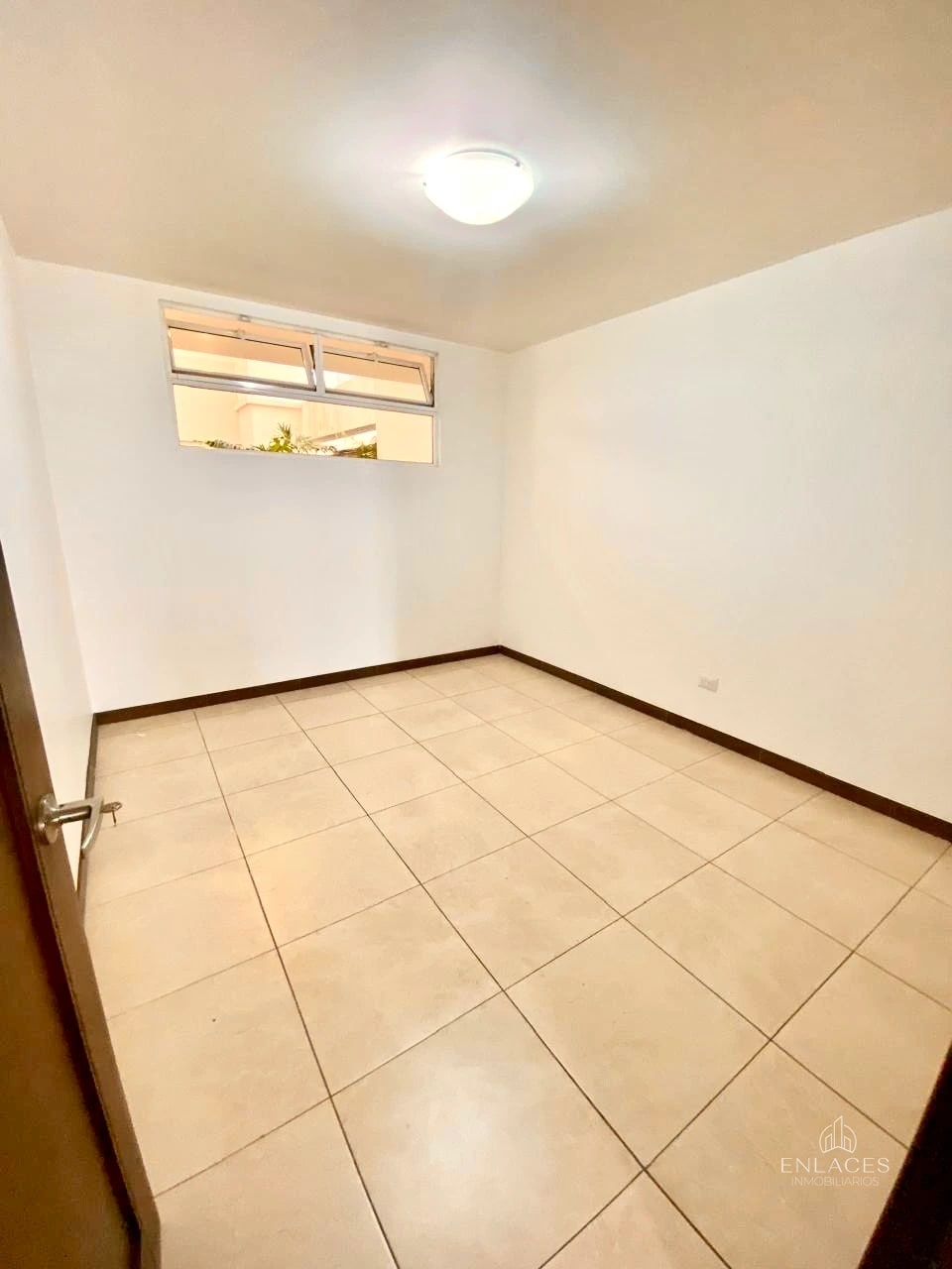 Zona 7 • Apartamento en Renta • Edificio Pórtico — Apartamento en Alquiler en Zona 7, Guatemala, Ciudad — foto 1 de 15