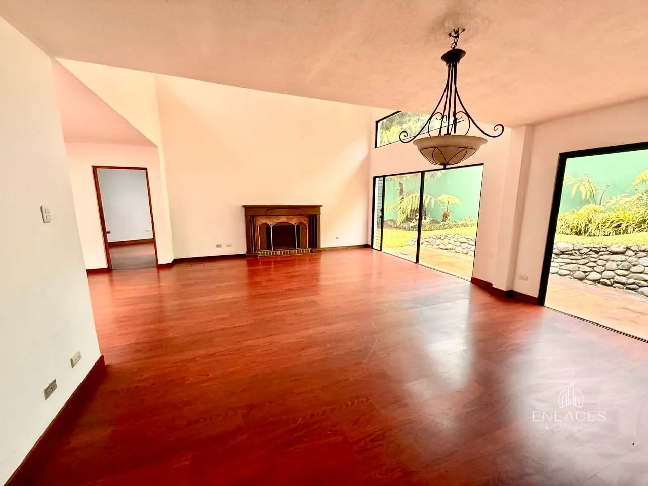 Km 12 CAES • Casa en Venta • Condominio La Encantada — Casa en Venta en La Encantada, Carretera a El Salvador, Guatemala, Ciudad — foto 4 de 14