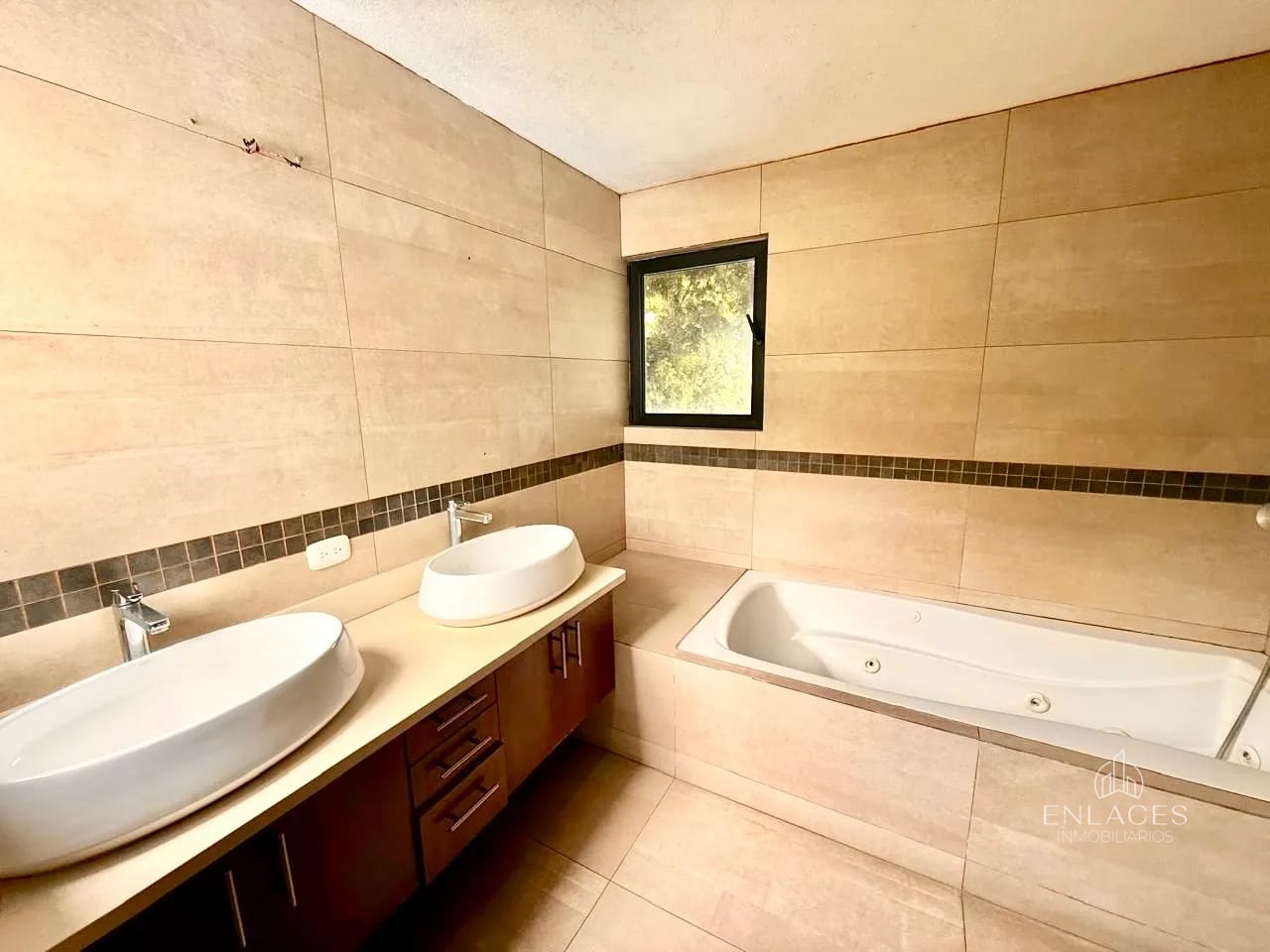 Km 12 CAES • Casa en Venta • Condominio La Encantada — Casa en Venta en La Encantada, Carretera a El Salvador, Guatemala, Ciudad — foto 9 de 14