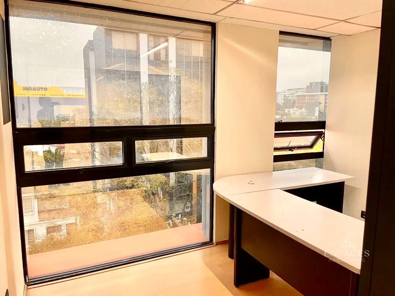 Zona 9 • Oficina en Renta • Edificio Torre Cristal — Oficina en Venta en Zona 9, Guatemala, Ciudad — foto 3 de 12