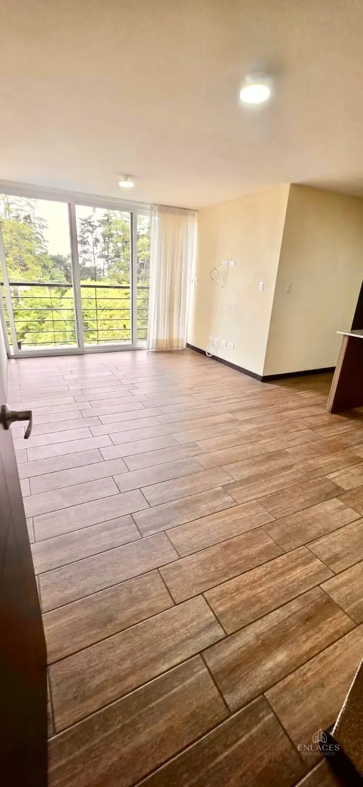 Km 16.5 CAES • Apartamento Semiamueblado en Renta • Edificio Monet — Apartamento en Alquiler en km 16-20, Carretera a El Salvador, Guatemala, Ciudad — foto 3 de 15