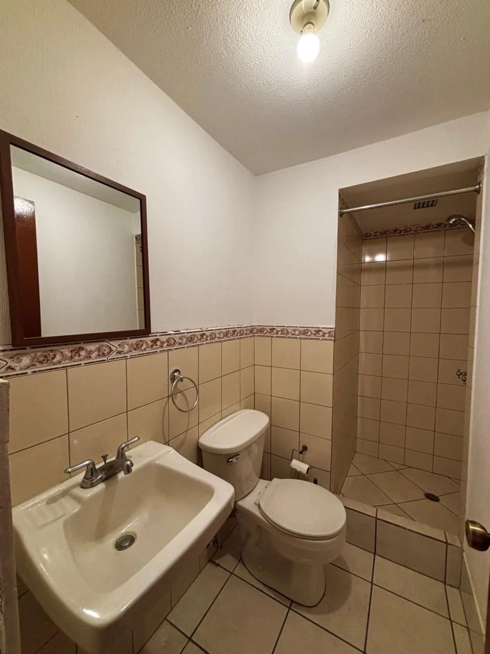 Apartamento con jardín en Las Charcas, Zona 11 — Apartamento en Alquiler en Zona 11, Guatemala, Ciudad — foto 6 de 10