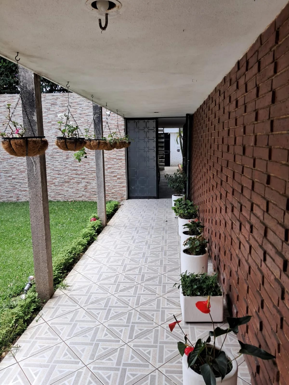 Casa de un nivel en Zona 10 — Casa en Alquiler en Zona 10, Guatemala, Ciudad — foto 2 de 12