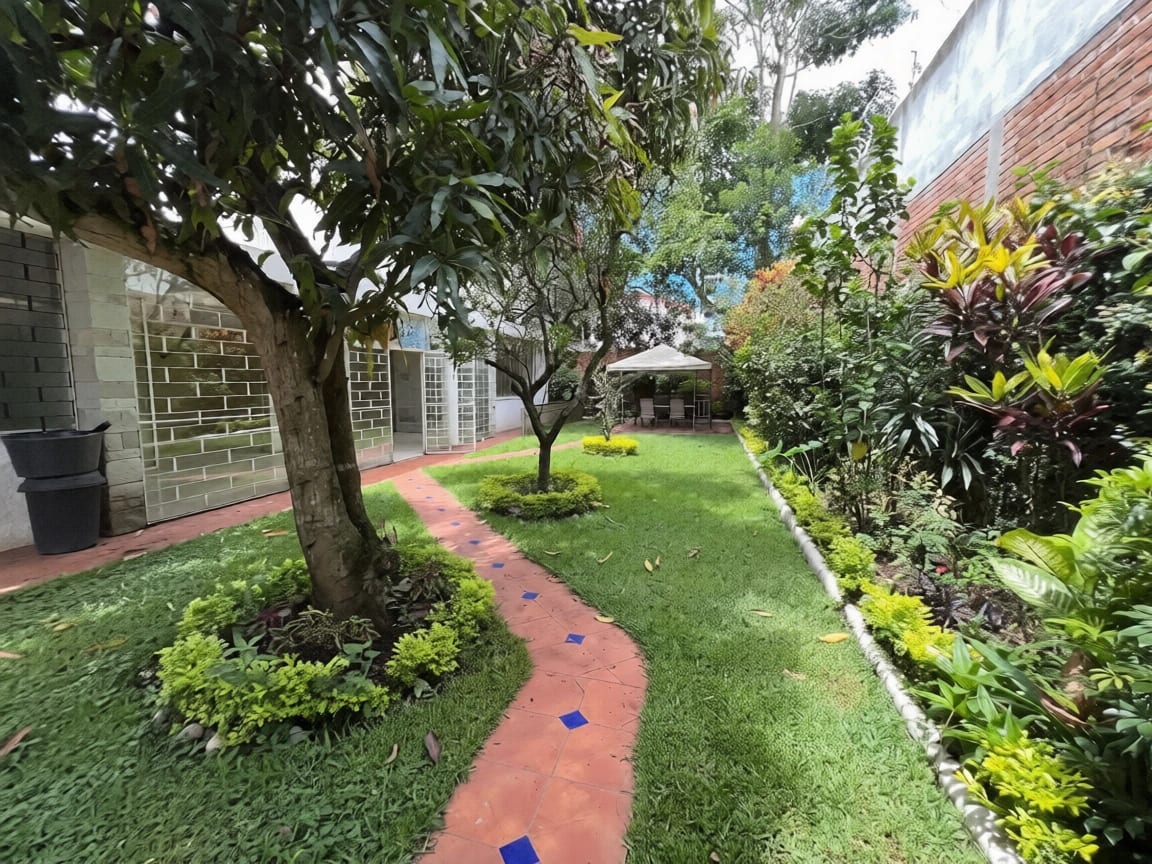 Casa de un nivel en Zona 10 — Casa en Alquiler en Zona 10, Guatemala, Ciudad — foto 1 de 12