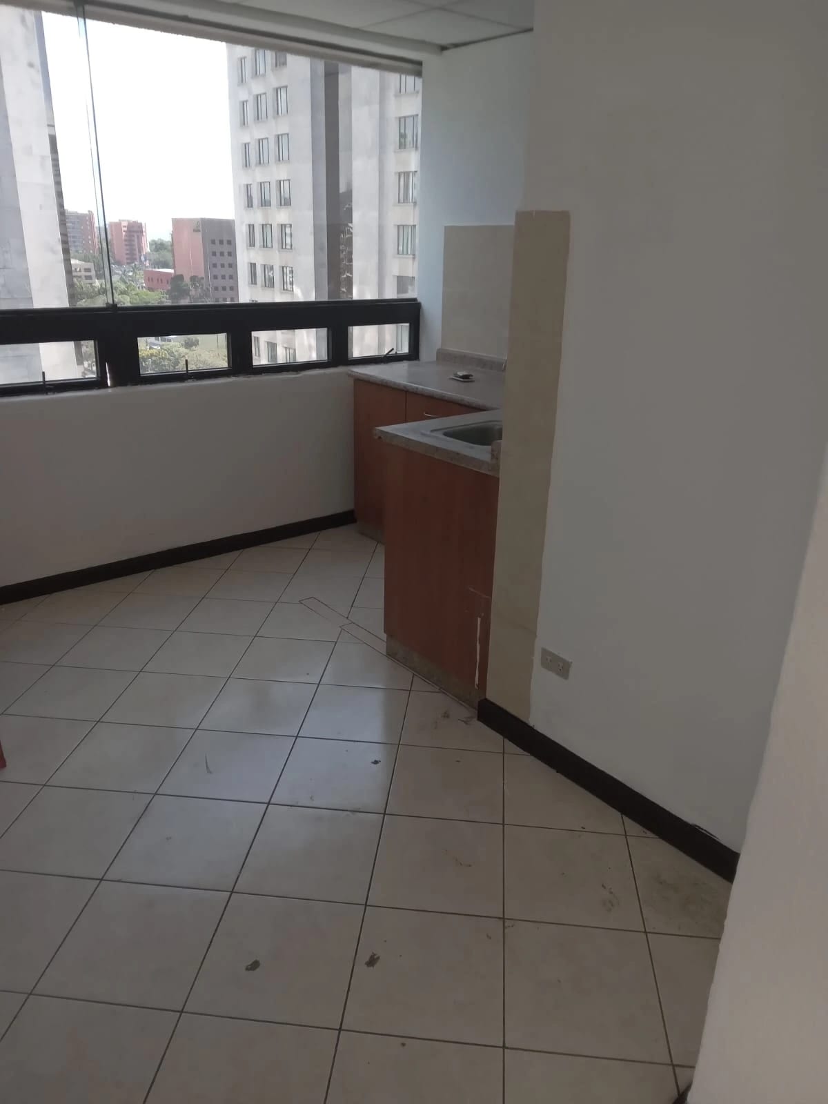 Oficina en Zona 10 — Oficina en Alquiler en Zona 10, Guatemala, Ciudad — foto 4 de 9