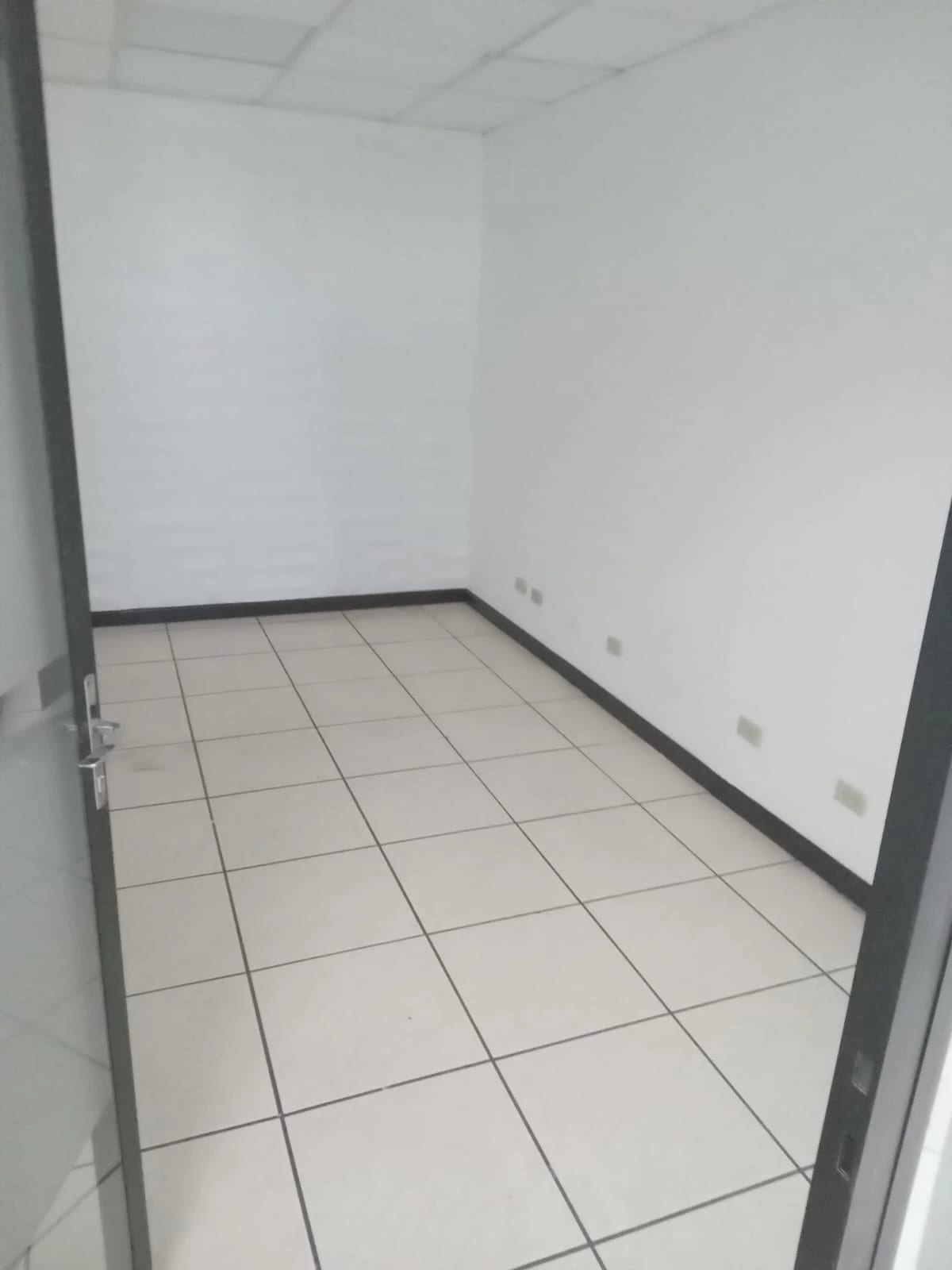 Oficina en Zona 10 — Oficina en Alquiler en Zona 10, Guatemala, Ciudad — foto 6 de 9