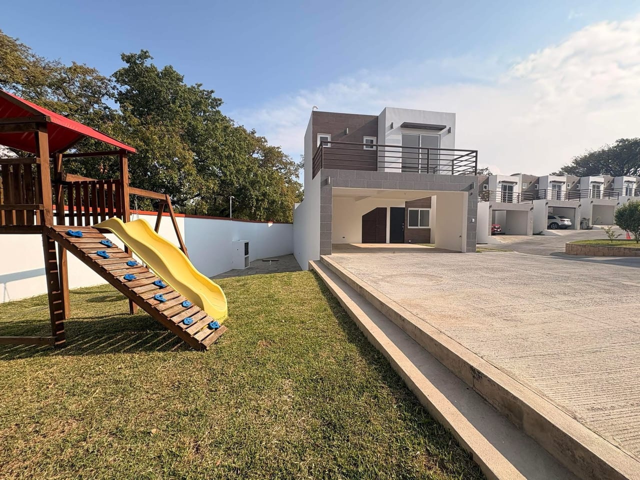 ESTRENA CASA EN SANTE CIUDAD SAN CRISTOBAL APROVECHA NUESTRA PROMOCIÓN CONTSCTANOS — Casa en Venta en Zona 8 Mixco, Guatemala, Ciudad — foto 1 de 14