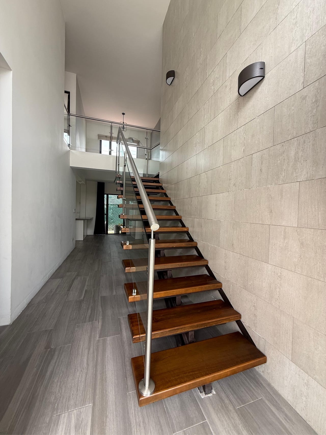 ESPECTACULAR CASA EN SECTOR LAS ORQUÍDEAS CIUDAD SAN CRISTOBAL — Casa en Venta en Zona 8 Mixco, Guatemala, Ciudad — foto 2 de 15