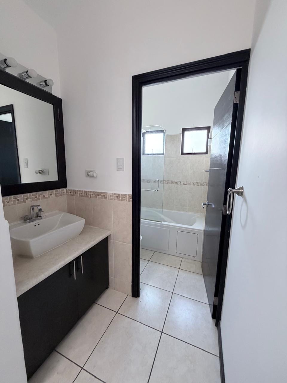 HERMOSA CASA EN VENTA ! VISTAS DE SAN ISIDRO A UN EXCELENTE PRECIO AGENDA HOY TU VISITA — Casa en Venta en Vistas de San Isidro, Zona 16, Guatemala, Ciudad — foto 11 de 17