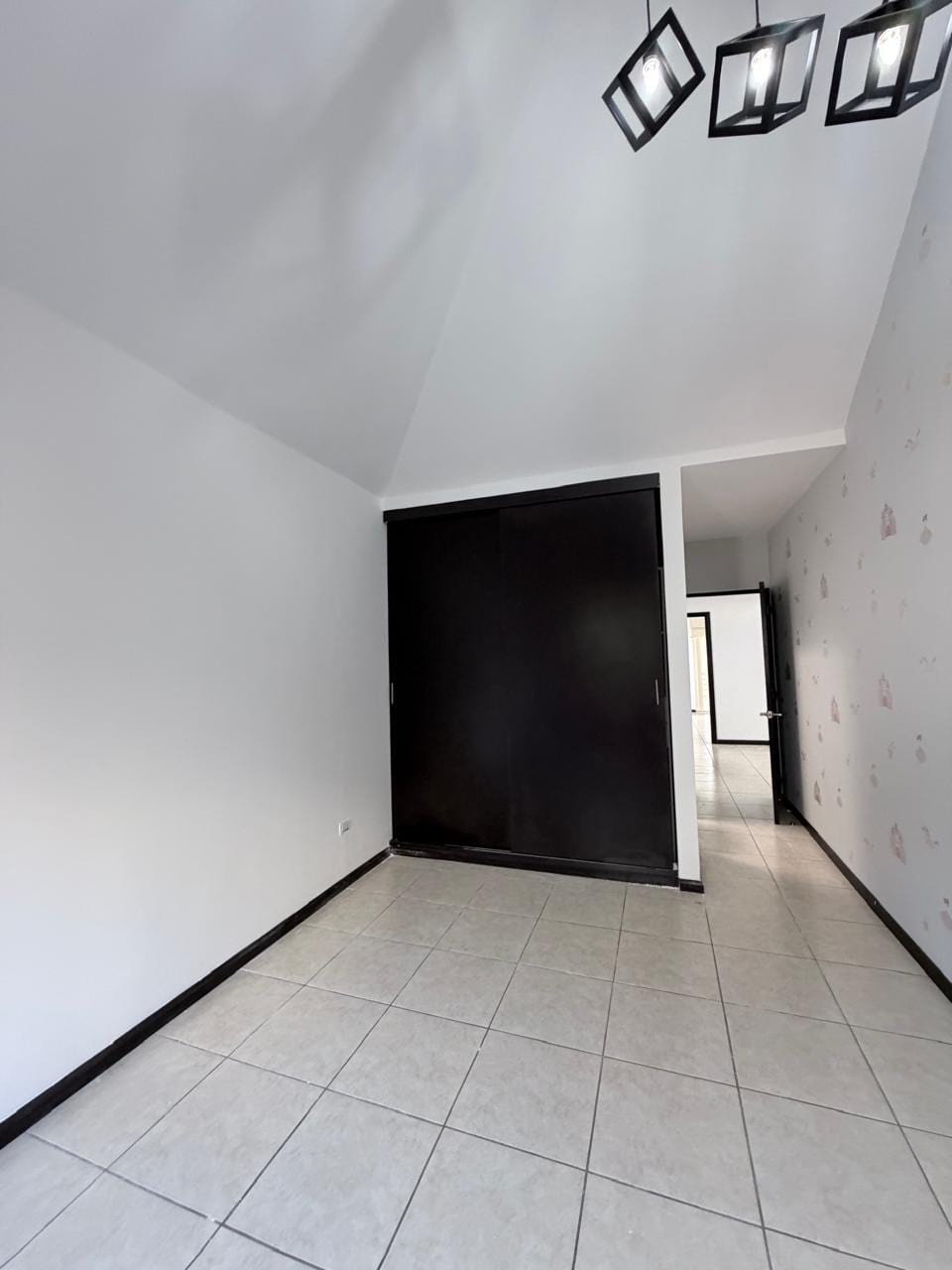 HERMOSA CASA EN VENTA ! VISTAS DE SAN ISIDRO A UN EXCELENTE PRECIO AGENDA HOY TU VISITA — Casa en Venta en Vistas de San Isidro, Zona 16, Guatemala, Ciudad — foto 13 de 17