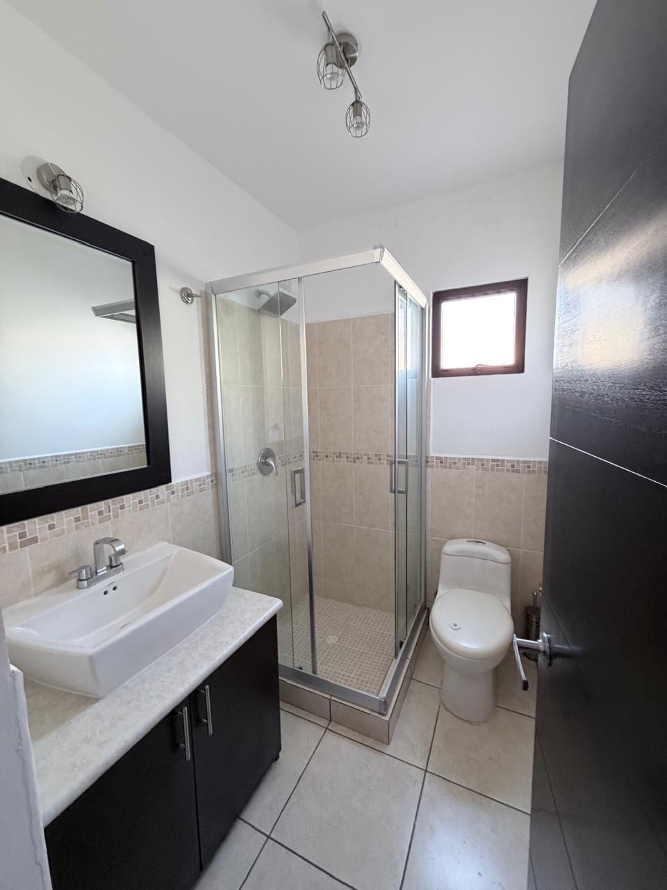 HERMOSA CASA EN VENTA ! VISTAS DE SAN ISIDRO A UN EXCELENTE PRECIO AGENDA HOY TU VISITA — Casa en Venta en Vistas de San Isidro, Zona 16, Guatemala, Ciudad — foto 14 de 17