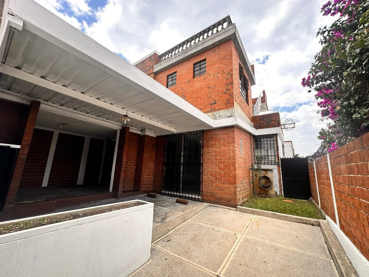 ALQUILO AMPLIA PROPIEDAD EN BULEVAR SUR COUDAD SAN CRISTOBAL PARA OFICINAS O EMPRESA — Casa en Alquiler en Zona 8 Mixco, Guatemala, Ciudad — foto 1 de 16