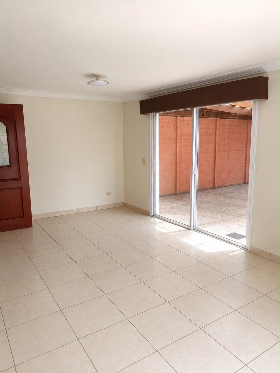 VENDO O RENTÓ CASA EN PRADOS DE SAN CRISTOBAL TIPO ROMA CON LOFT — Casa en Venta en Prados de San Cristóbal, Zona 8 Mixco, Guatemala, Ciudad — foto 2 de 10